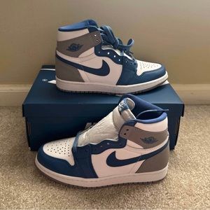 Air Jordan 1 Retro High OG Men's Shoes	
Size M 5.5 / W 7